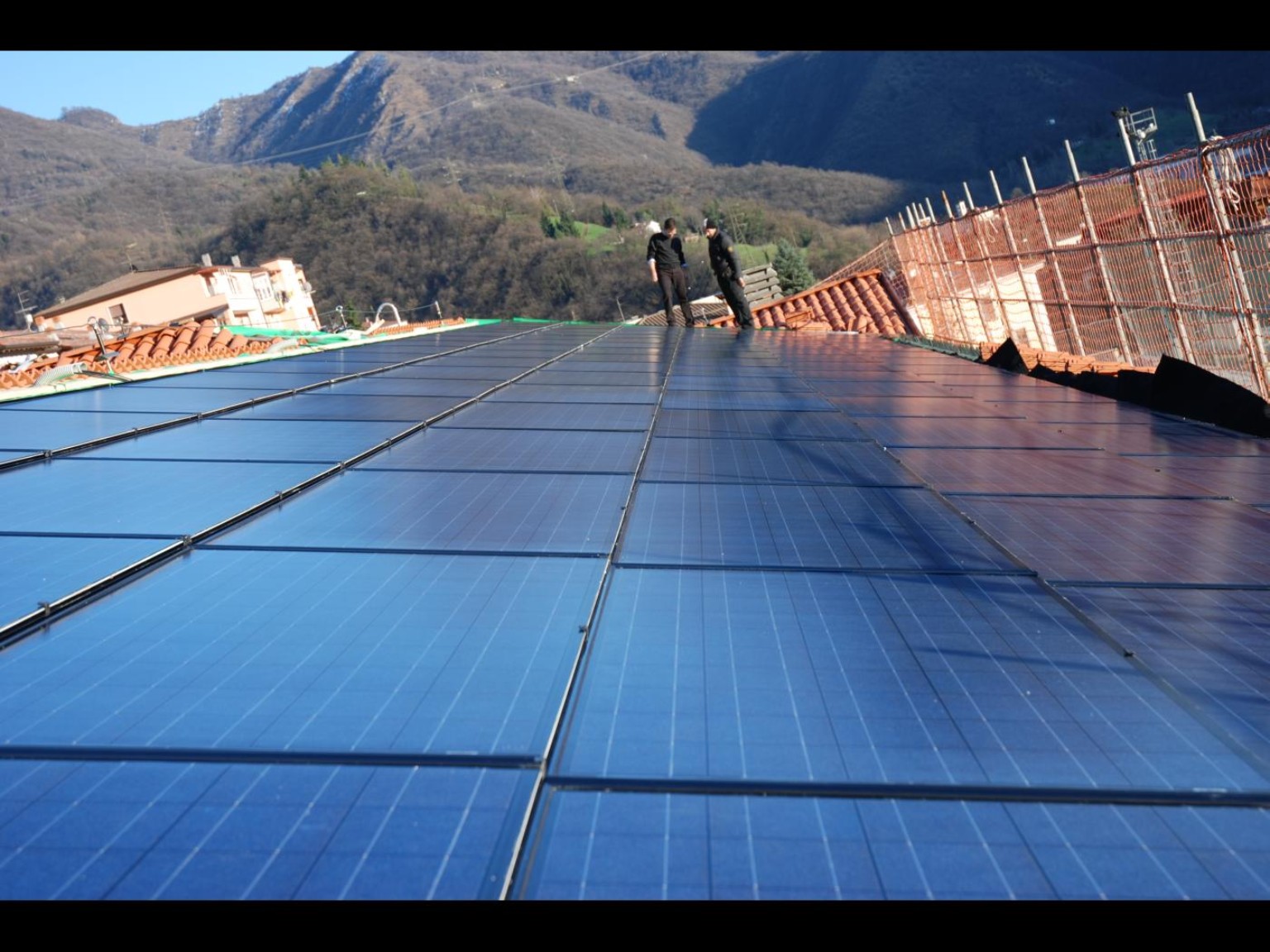 Dettaglio di pannelli fotovoltaici installati su una copertura