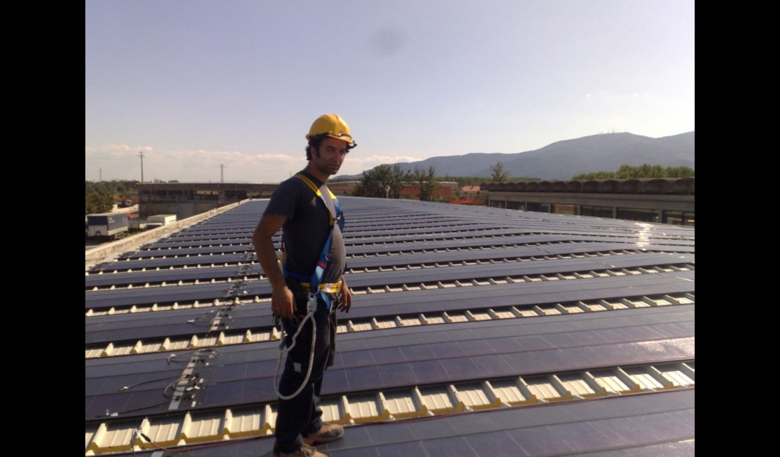 Claudio durante un intervento su un grande impianto fotovoltaico industriale