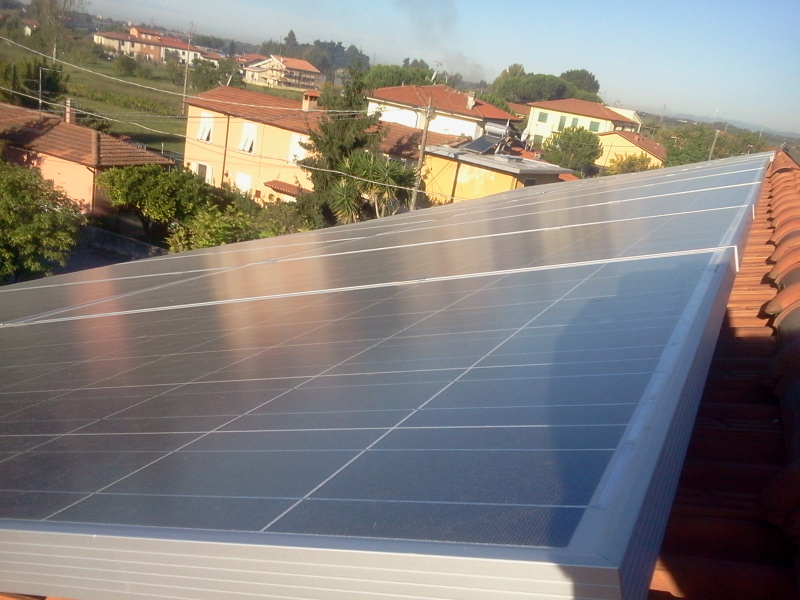 Pannelli fotovoltaici installati su un tetto