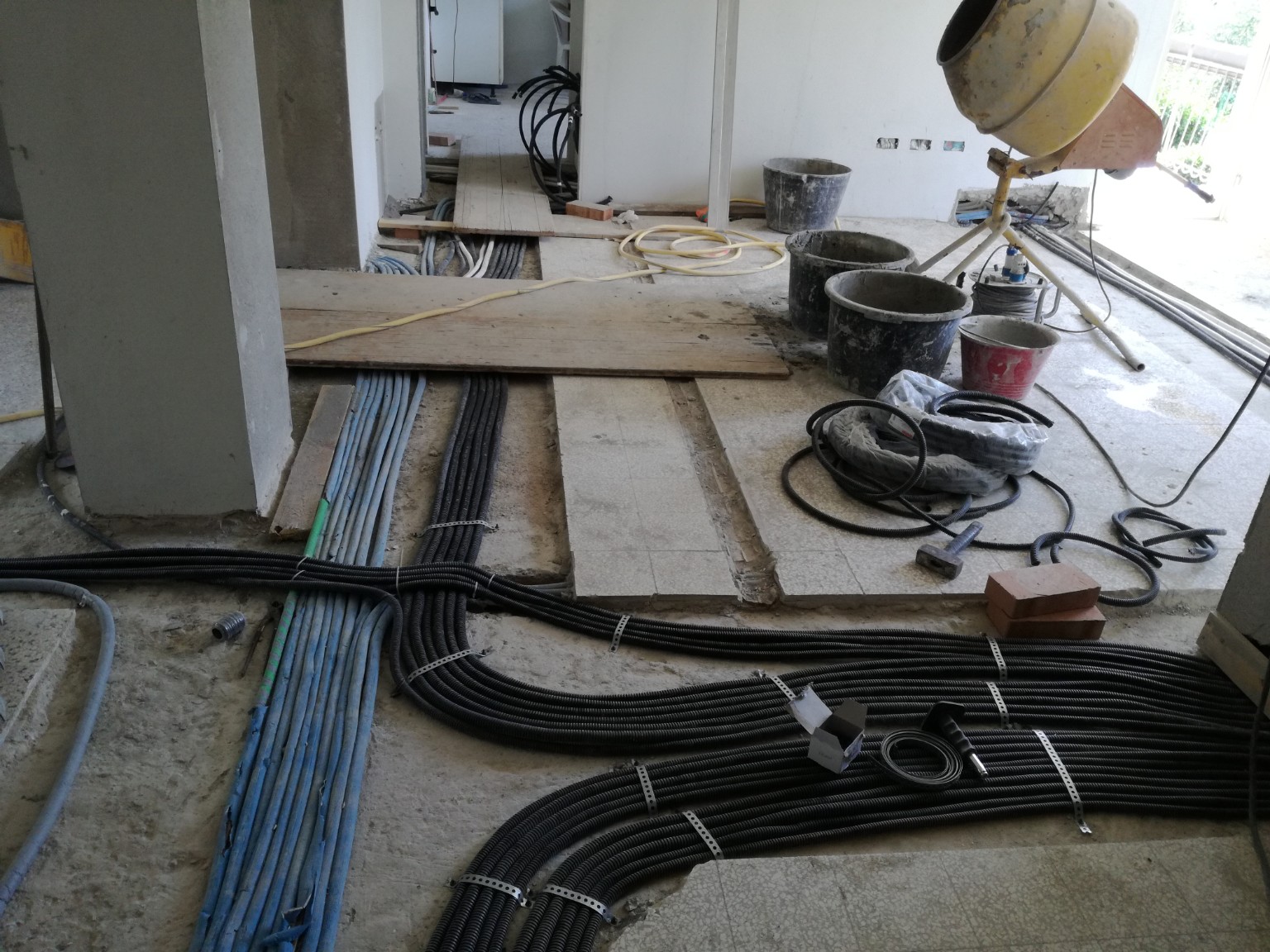 Tubazioni predisposte per un impianto elettrico e domotico in costruzione