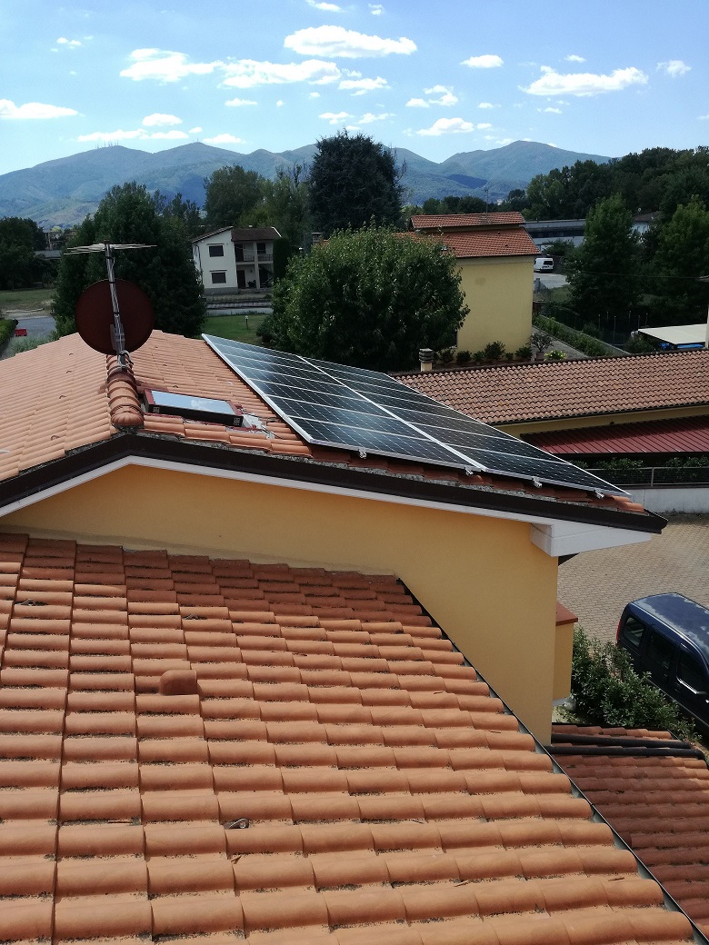 Impianto fotovoltaico installato su un tetto in tegole